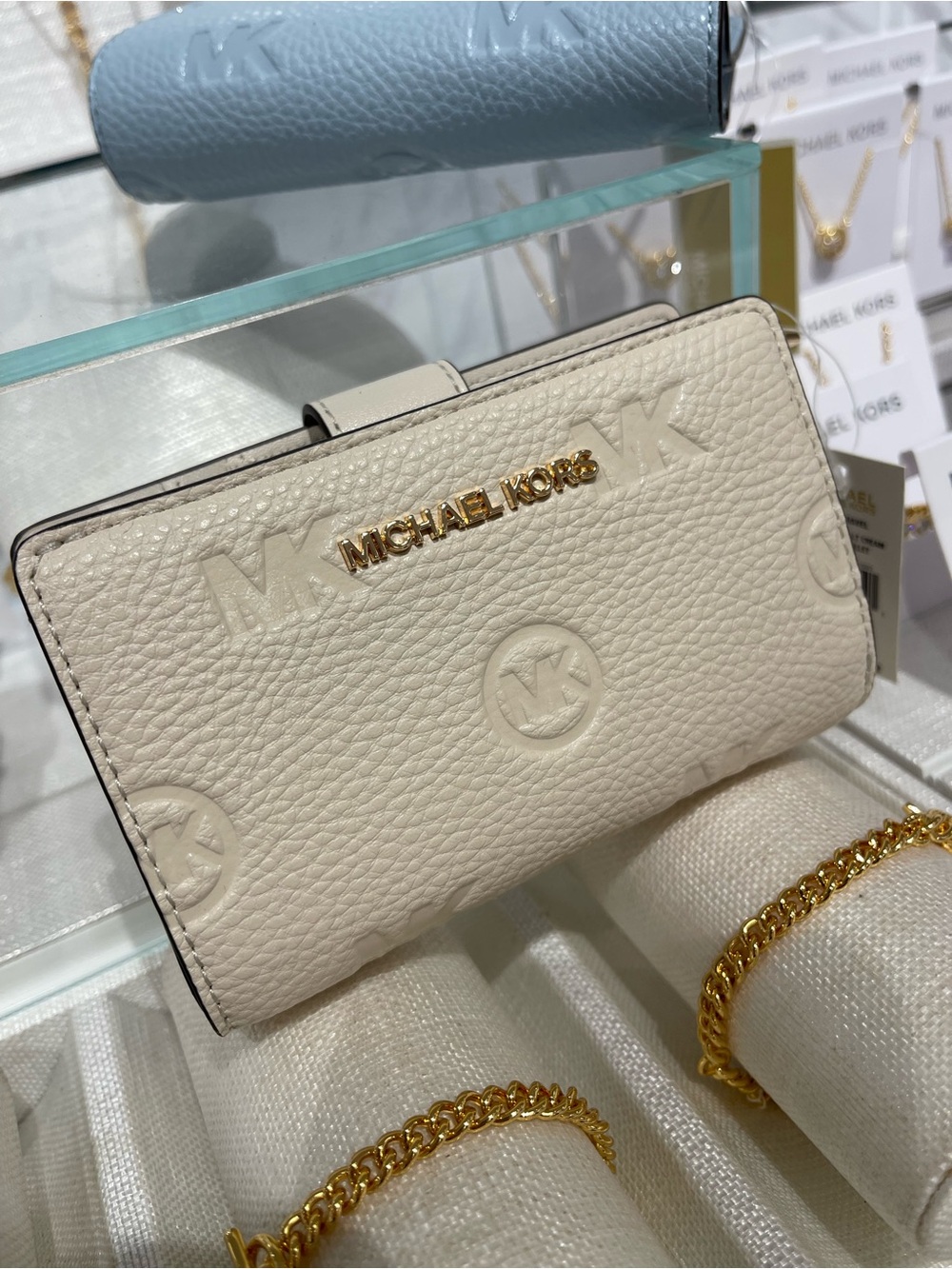 Michael Kors Jet Set Travel Medium Logo Debossed Billfold Wallet
Light Cream
NWT - Picture 6 of 16